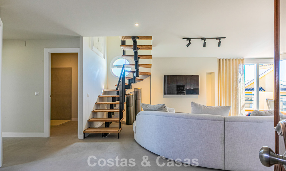 Duplex penthouse with sea views for sale within walking distance of amenities and Puerto Banus in Nueva Andalucia, Marbella 789307
