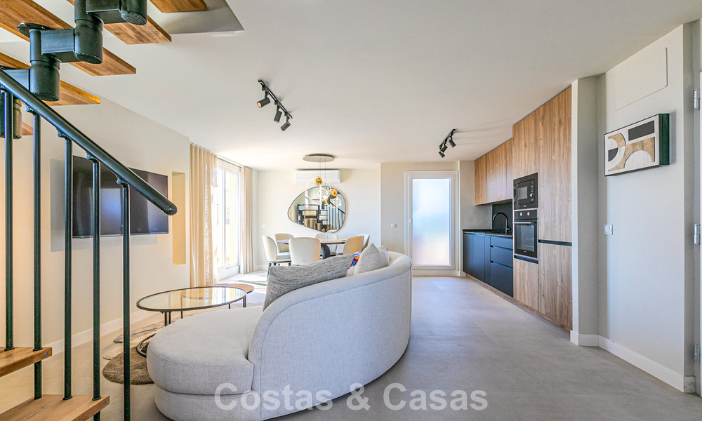 Duplex penthouse with sea views for sale within walking distance of amenities and Puerto Banus in Nueva Andalucia, Marbella 789309