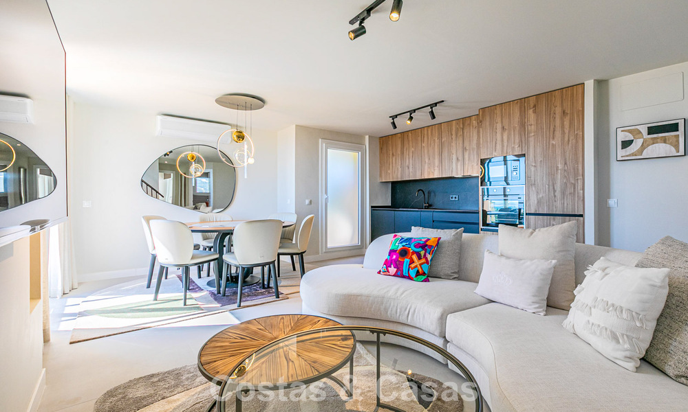 Duplex penthouse with sea views for sale within walking distance of amenities and Puerto Banus in Nueva Andalucia, Marbella 789310