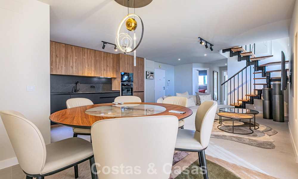 Duplex penthouse with sea views for sale within walking distance of amenities and Puerto Banus in Nueva Andalucia, Marbella 789312