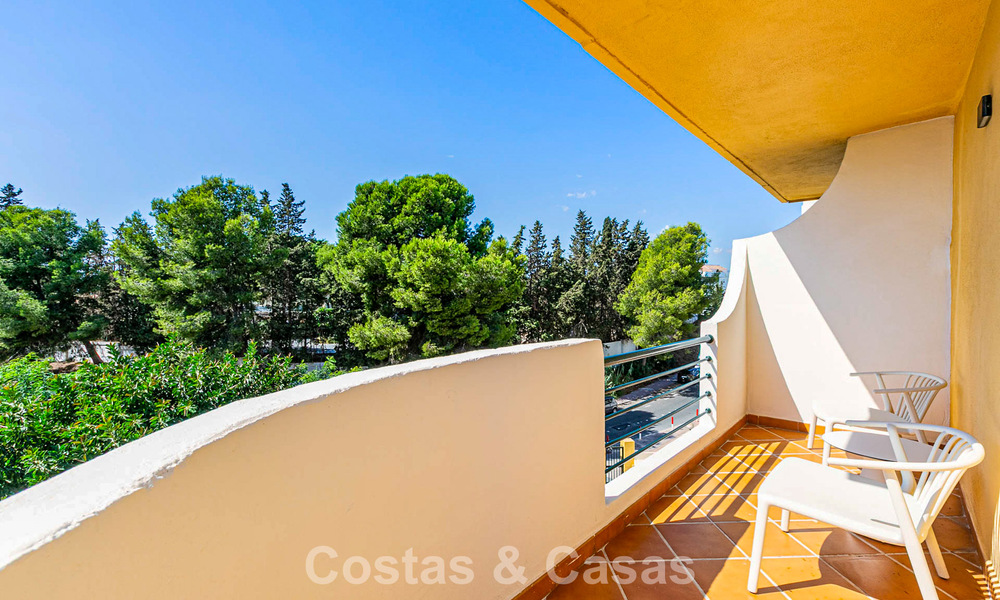 Duplex penthouse with sea views for sale within walking distance of amenities and Puerto Banus in Nueva Andalucia, Marbella 789314