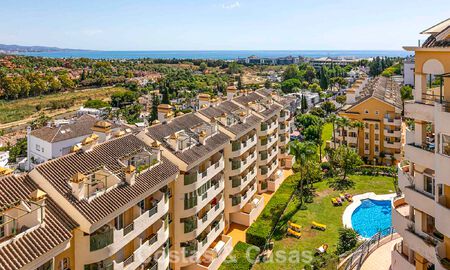 Duplex penthouse with sea views for sale within walking distance of amenities and Puerto Banus in Nueva Andalucia, Marbella 789317