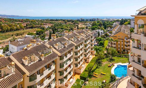 Duplex penthouse with sea views for sale within walking distance of amenities and Puerto Banus in Nueva Andalucia, Marbella 789317