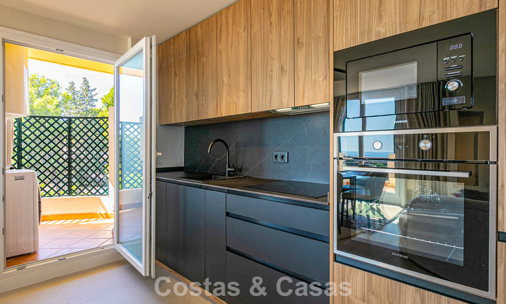 Duplex penthouse with sea views for sale within walking distance of amenities and Puerto Banus in Nueva Andalucia, Marbella 789318