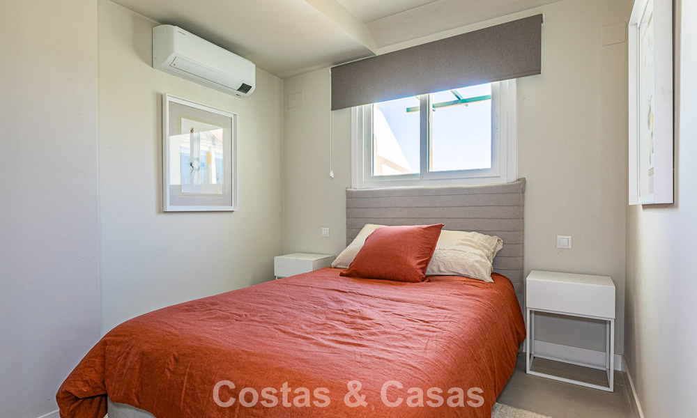 Duplex penthouse with sea views for sale within walking distance of amenities and Puerto Banus in Nueva Andalucia, Marbella 789322