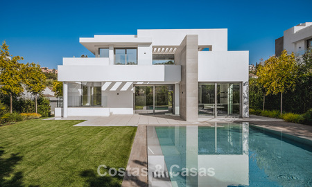 Move-in ready luxury villa with minimalist architecture for sale on the New Golden Mile between Marbella and Estepona 789681
