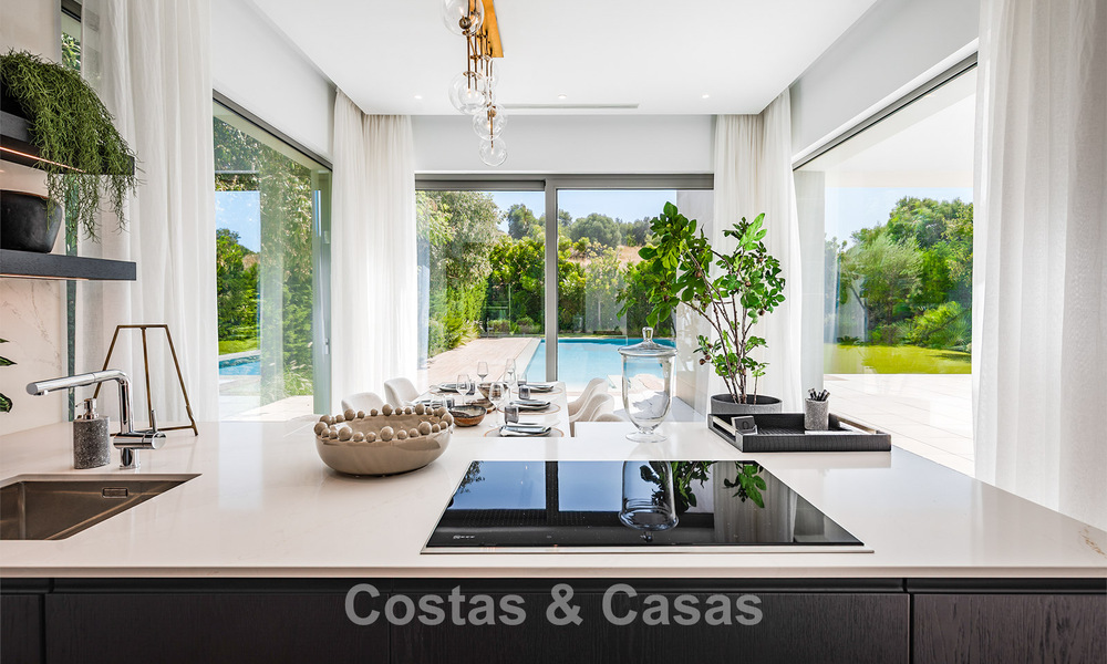 Move-in ready luxury villa with minimalist architecture for sale on the New Golden Mile between Marbella and Estepona 789694