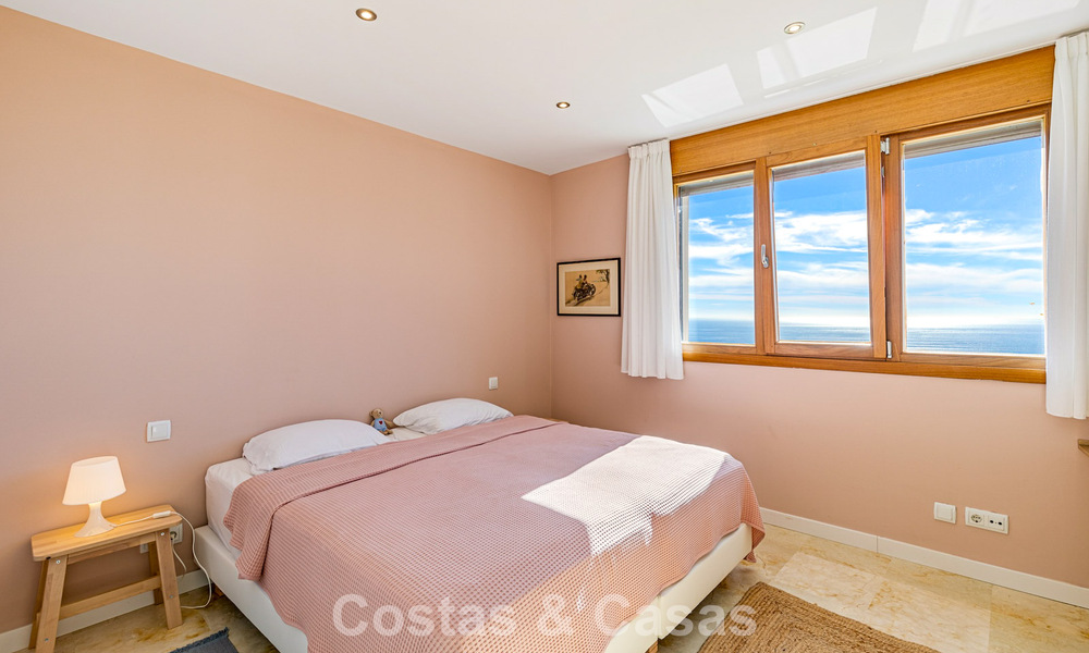 Move-in ready, contemporary apartment with panoramic sea views for sale east of Marbella 789364
