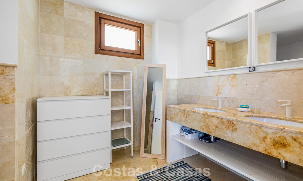 Move-in ready, contemporary apartment with panoramic sea views for sale east of Marbella 789380