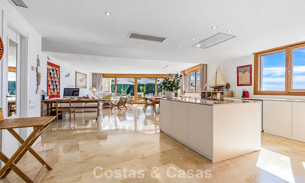 Move-in ready, contemporary apartment with panoramic sea views for sale east of Marbella 789397