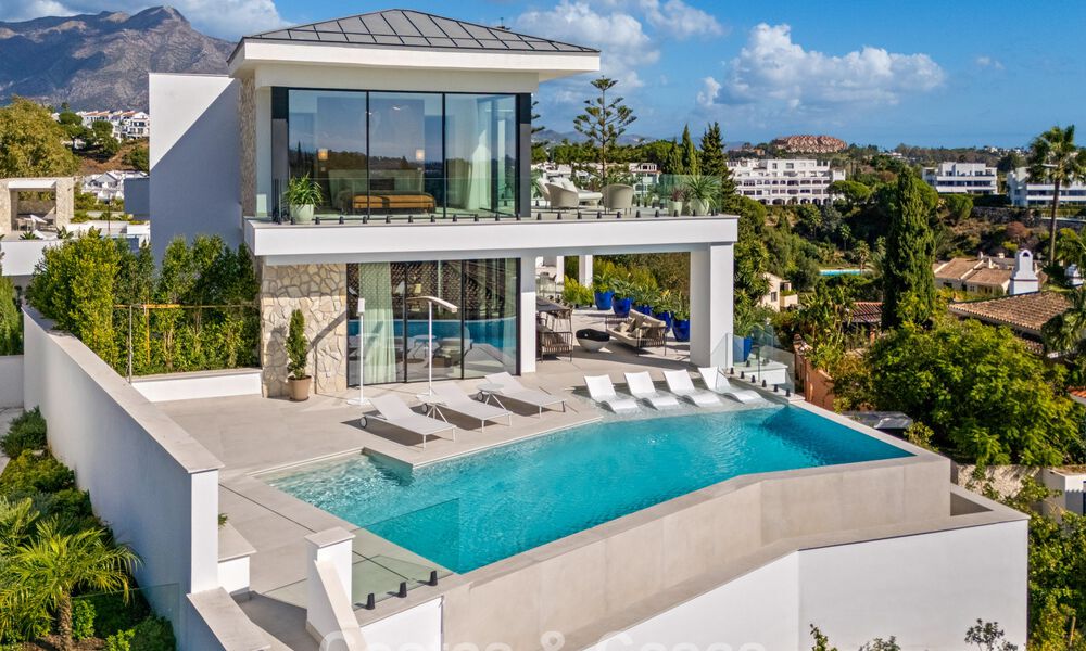 Modern-Mediterranean luxury villa for sale within a gated premier community in La Quinta, Benahavís - Marbella 789457