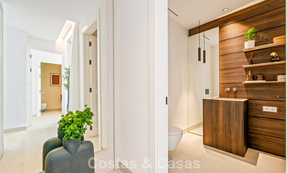 Modern-Mediterranean luxury villa for sale within a gated premier community in La Quinta, Benahavís - Marbella 789474