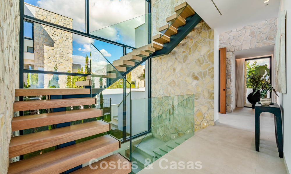 Modern-Mediterranean luxury villa for sale within a gated premier community in La Quinta, Benahavís - Marbella 789476