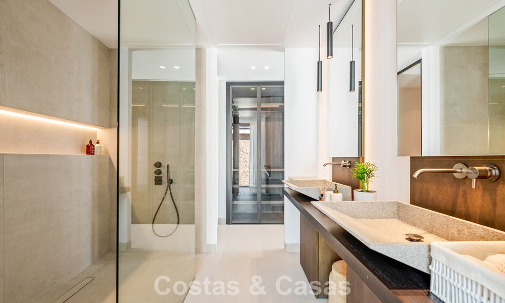 Modern-Mediterranean luxury villa for sale within a gated premier community in La Quinta, Benahavís - Marbella 789481