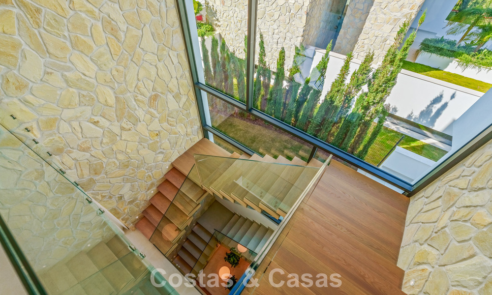 Modern-Mediterranean luxury villa for sale within a gated premier community in La Quinta, Benahavís - Marbella 789491