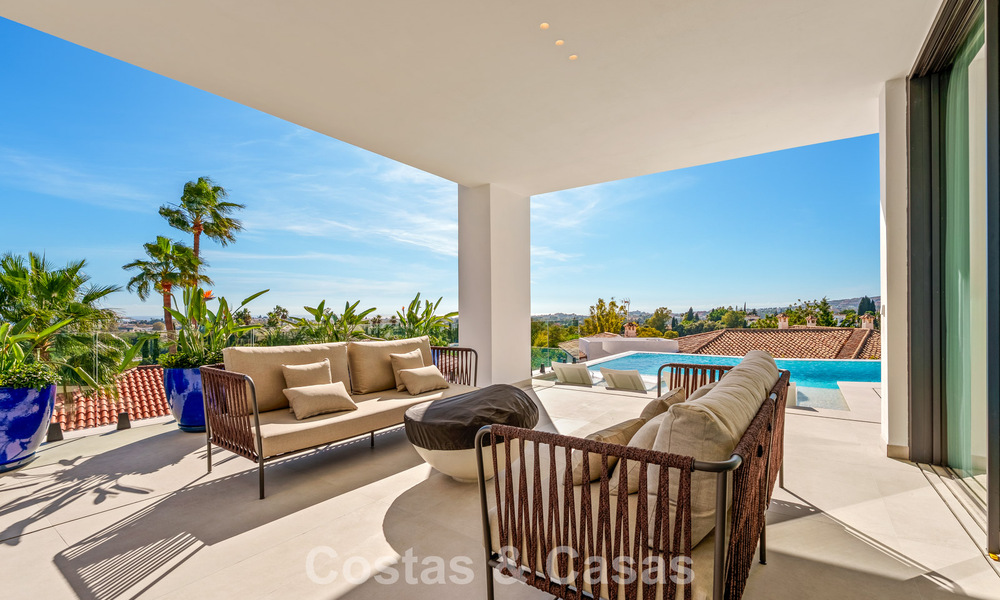 Modern-Mediterranean luxury villa for sale within a gated premier community in La Quinta, Benahavís - Marbella 789502