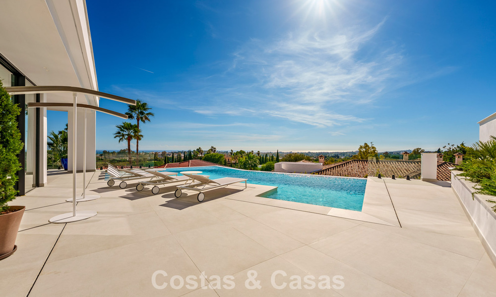 Modern-Mediterranean luxury villa for sale within a gated premier community in La Quinta, Benahavís - Marbella 789503