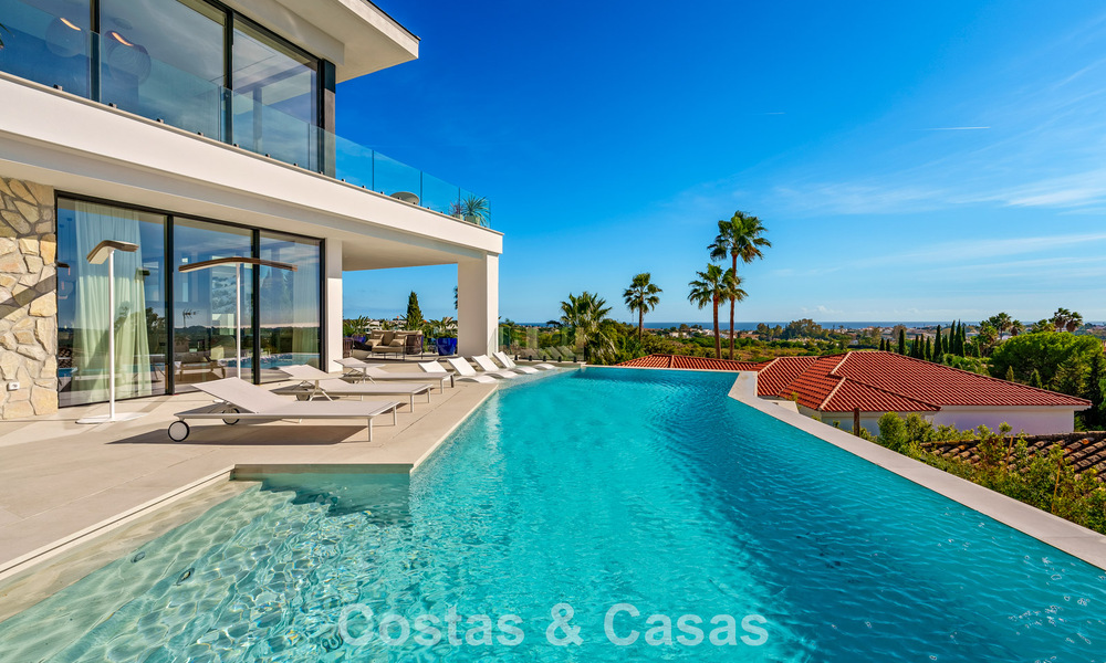 Modern-Mediterranean luxury villa for sale within a gated premier community in La Quinta, Benahavís - Marbella 789504