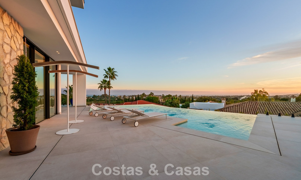 Modern-Mediterranean luxury villa for sale within a gated premier community in La Quinta, Benahavís - Marbella 789509