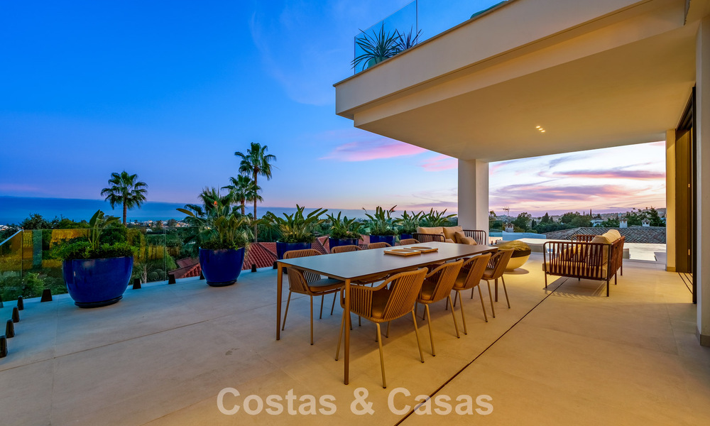 Modern-Mediterranean luxury villa for sale within a gated premier community in La Quinta, Benahavís - Marbella 789514