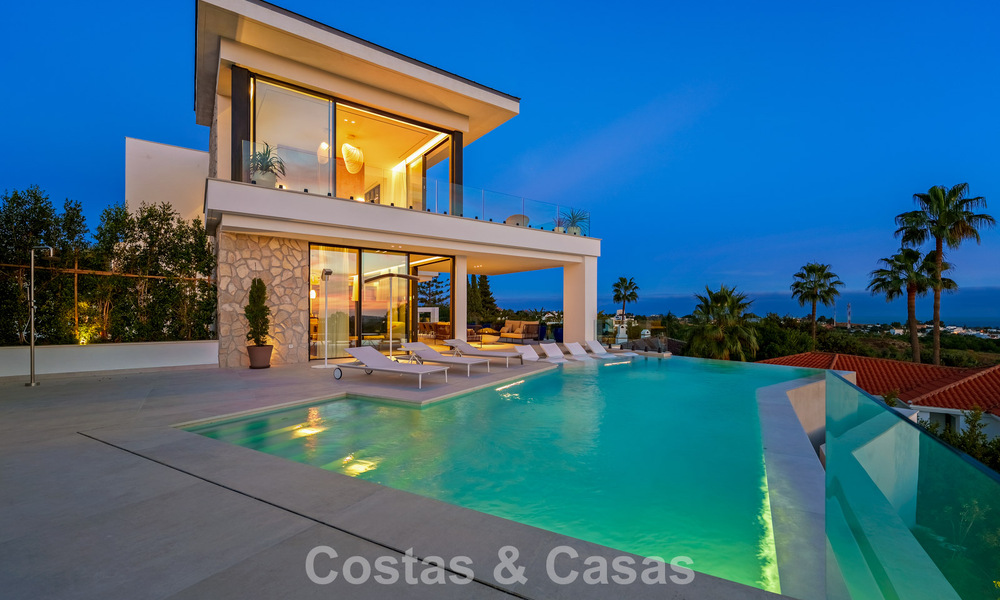 Modern-Mediterranean luxury villa for sale within a gated premier community in La Quinta, Benahavís - Marbella 789517