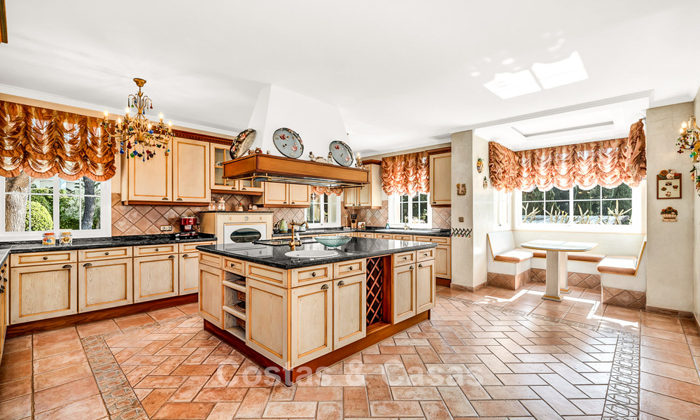 Remarkable Spanish villa for sale with sea views and a large plot in Sierra Blanca, Marbella 789626