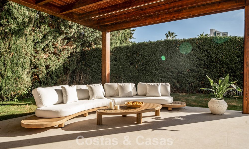 Modern-Mediterranean villa with sea views for sale in a preferred area of Nueva Andalucía, Marbella 789638