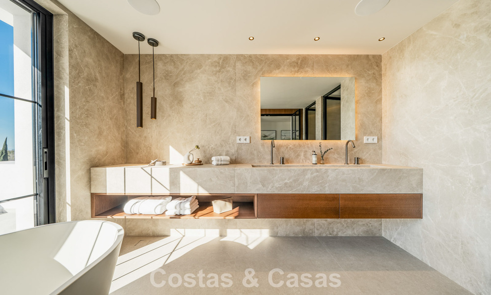 Modern-Mediterranean villa with sea views for sale in a preferred area of Nueva Andalucía, Marbella 789664