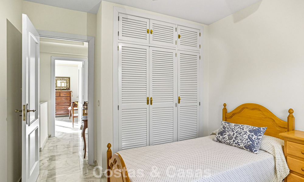 Spacious townhouse for sale in a charming, gated community on Marbella’s Golden Mile 789970