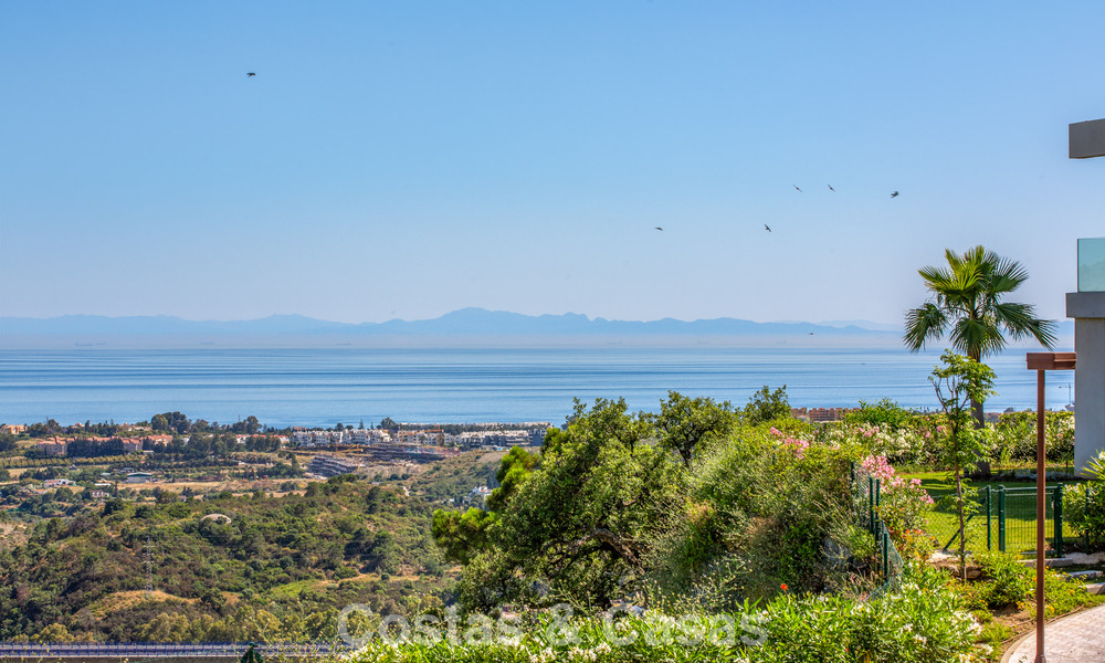 Stylish 3-bedroom apartment for sale with panoramic sea views in a gated resort in Benahavis - Marbella 790130