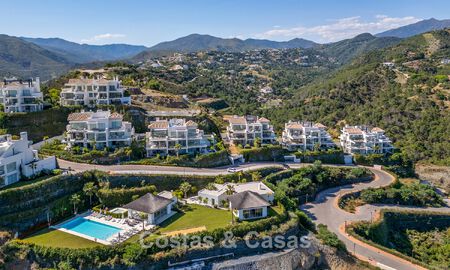 Stylish 3-bedroom apartment for sale with panoramic sea views in a gated resort in Benahavis - Marbella 790136