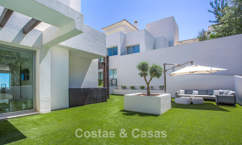 Stylish 3-bedroom apartment for sale with panoramic sea views in a gated resort in Benahavis - Marbella 790141