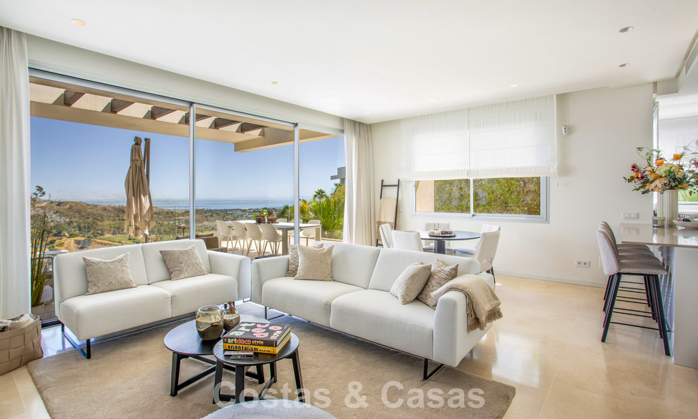 Stylish 3-bedroom apartment for sale with panoramic sea views in a gated resort in Benahavis - Marbella 790149