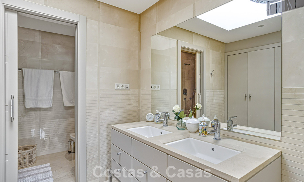 Move-in ready, modernised penthouse for sale in a luxurious complex on Marbella’s Golden Mile 790112