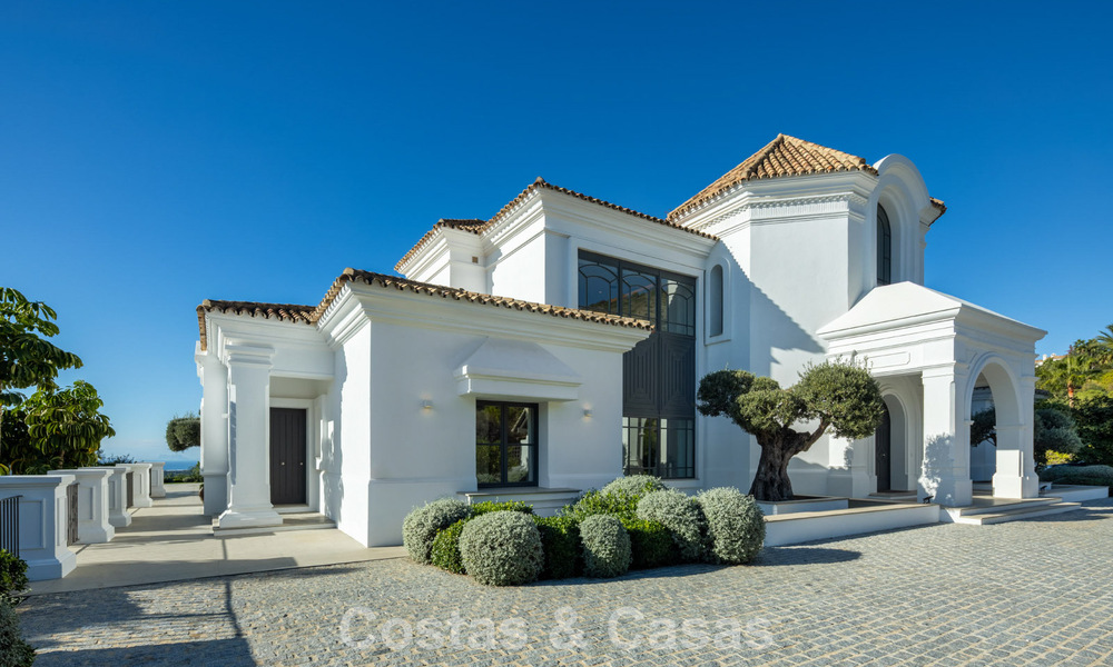 Mediterranean luxury villa with classic architecture for sale and sea views in Marbella Club Resort in Benahavís 790335