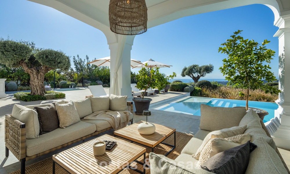 Mediterranean luxury villa with classic architecture for sale and sea views in Marbella Club Resort in Benahavís 790339