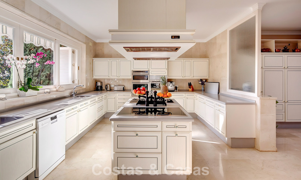 Palatial estate with classical architecture for sale in eastern Marbella 790456