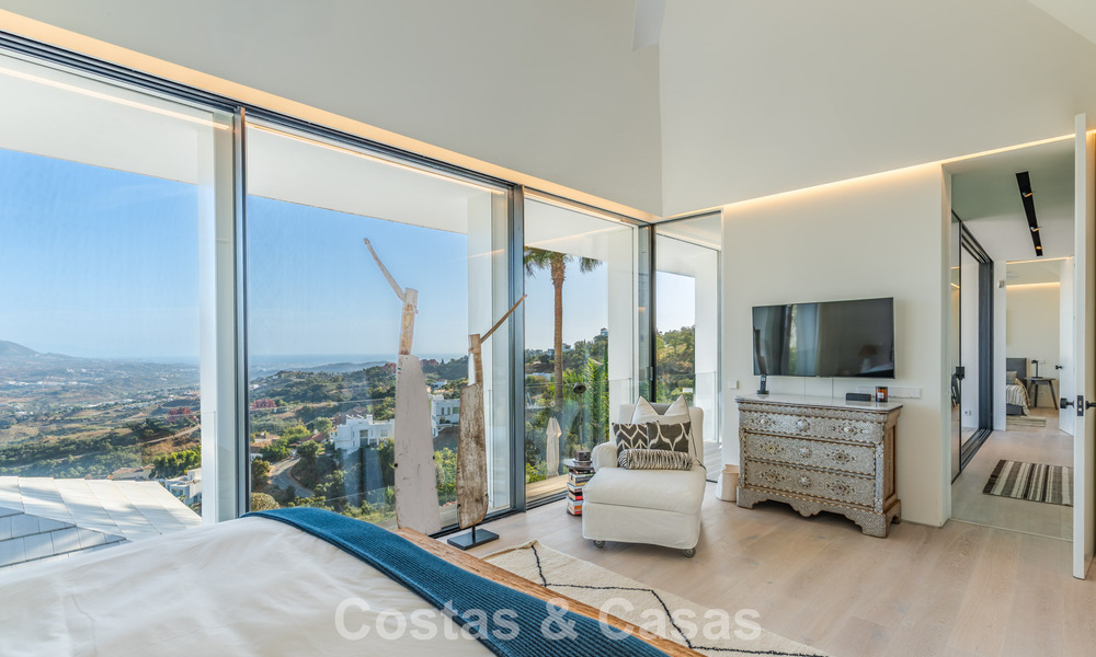 Contemporary luxury villa with panoramic mountain and sea views for sale in the hills of East Marbella 790946