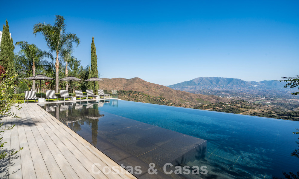 Contemporary luxury villa with panoramic mountain and sea views for sale in the hills of East Marbella 790958