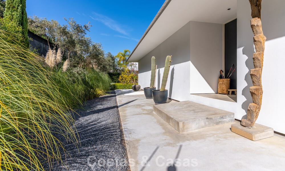 Contemporary luxury villa with panoramic mountain and sea views for sale in the hills of East Marbella 791002