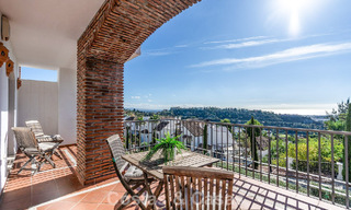 Well-maintained Mediterranean apartment with golf and sea views for sale in a golf resort in the hills of Marbella - Benahavís 790923 