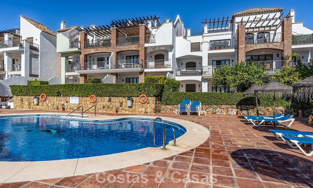 Well-maintained Mediterranean apartment with golf and sea views for sale in a golf resort in the hills of Marbella - Benahavís 790930