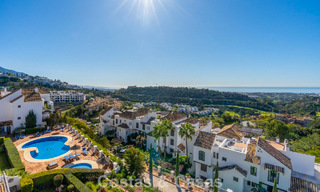Well-maintained Mediterranean apartment with golf and sea views for sale in a golf resort in the hills of Marbella - Benahavís 790931 