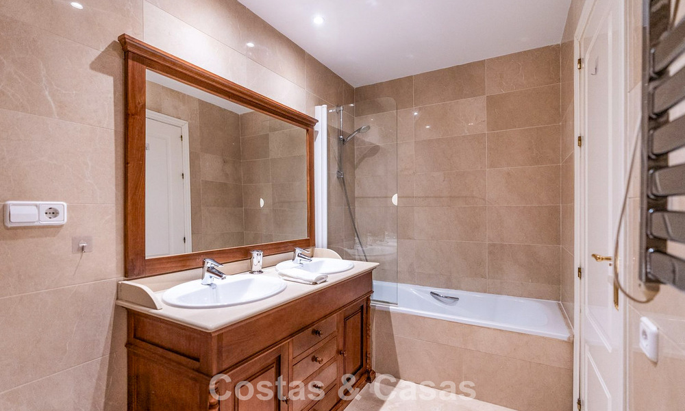 Well-maintained Mediterranean apartment with golf and sea views for sale in a golf resort in the hills of Marbella - Benahavís 790940