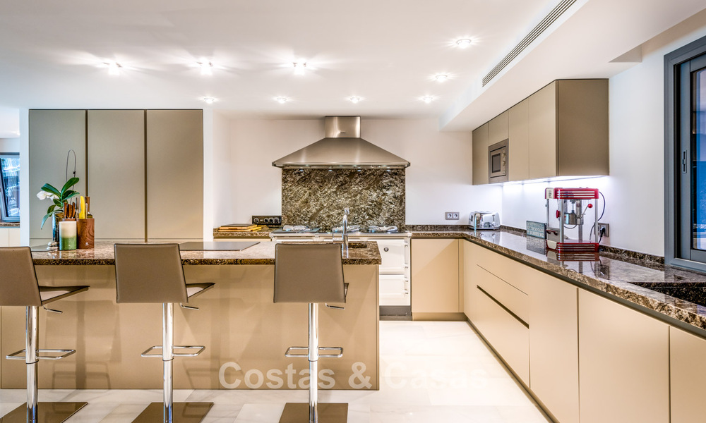 Exclusive villa for sale, frontline golf, in a prestigious urbanisation in Nueva Andalucía, Marbella 791444