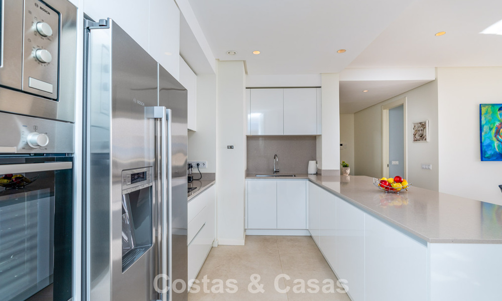 Luxurious 3-bedroom apartment for sale with panoramic sea views in a gated resort in Marbella - Benahavis 791568