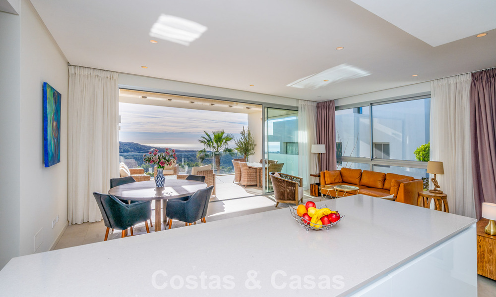 Luxurious 3-bedroom apartment for sale with panoramic sea views in a gated resort in Marbella - Benahavis 791569