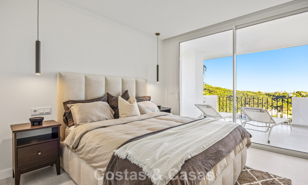Move-in ready luxury apartment for sale with stunning views in a prestigious golf enclave of La Quinta, Benahavís - Marbella 791520