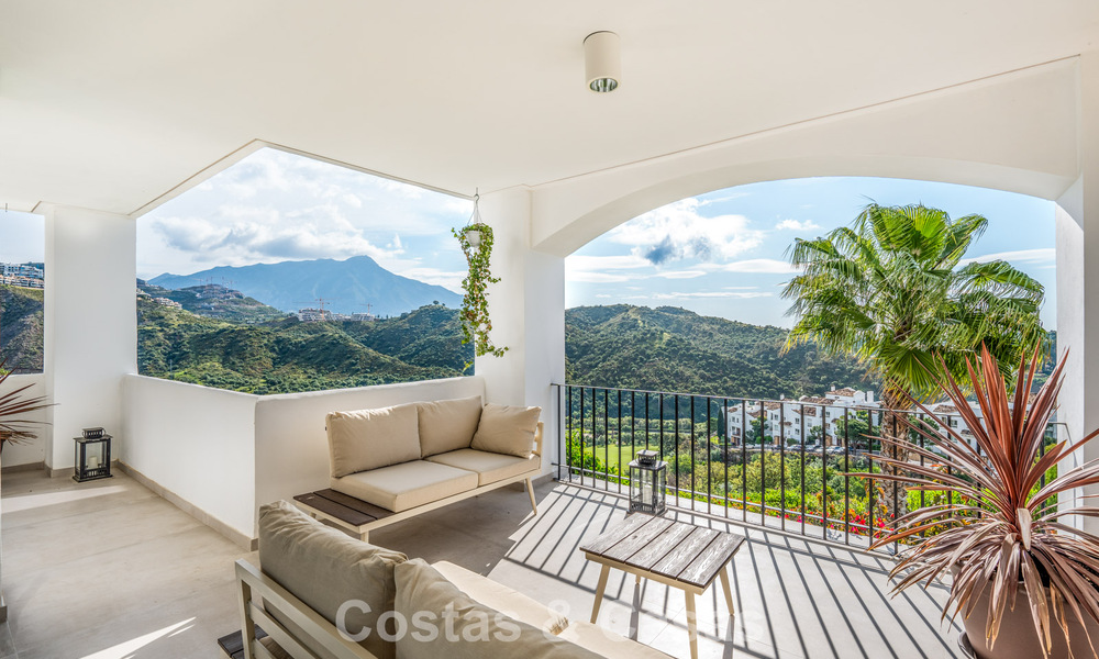 Move-in ready luxury apartment for sale with stunning views in a prestigious golf enclave of La Quinta, Benahavís - Marbella 791522