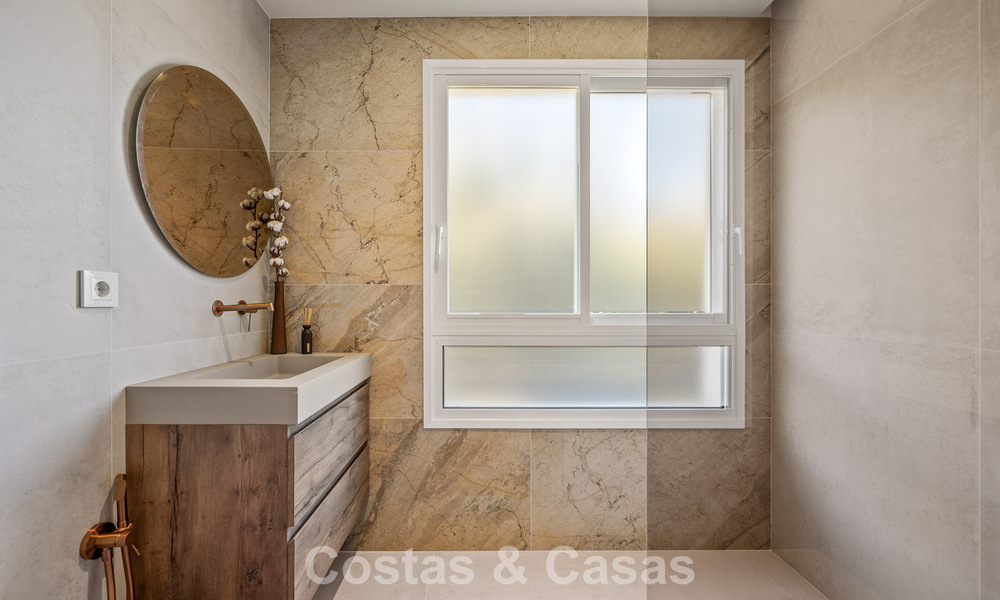 Move-in ready luxury apartment for sale with stunning views in a prestigious golf enclave of La Quinta, Benahavís - Marbella 791524